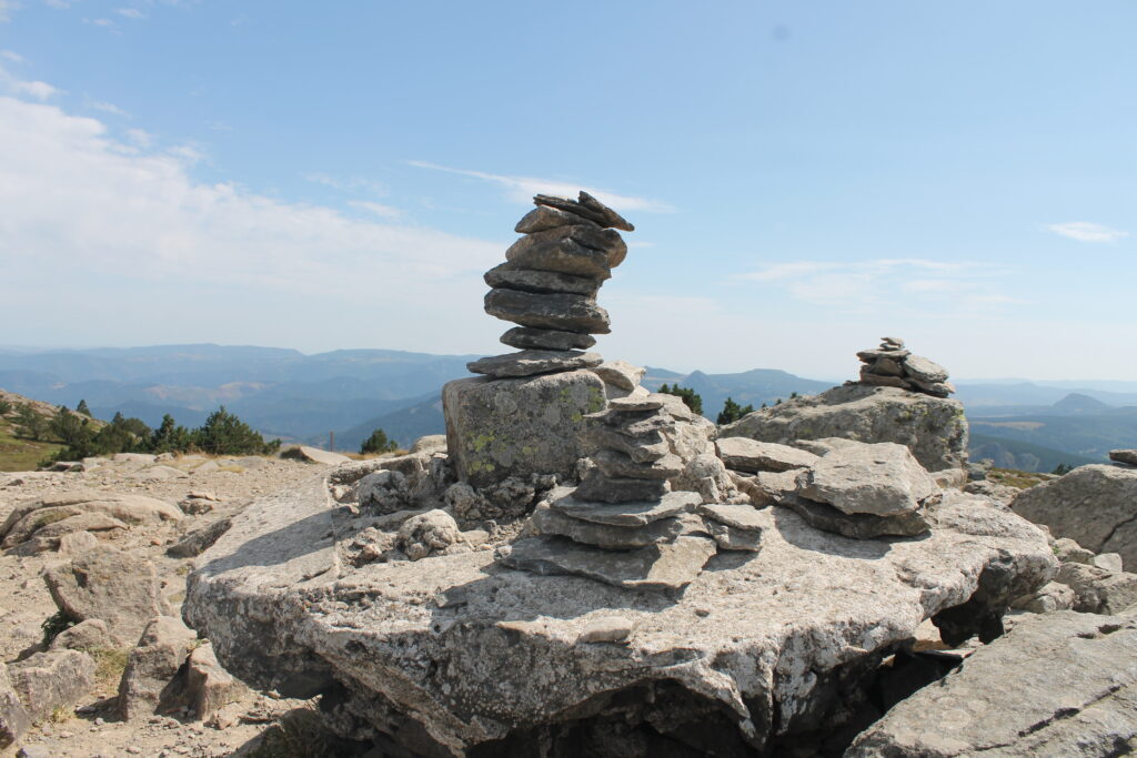 ©Caroline_Mancheron_Mézenc_240831_cairn sommet
